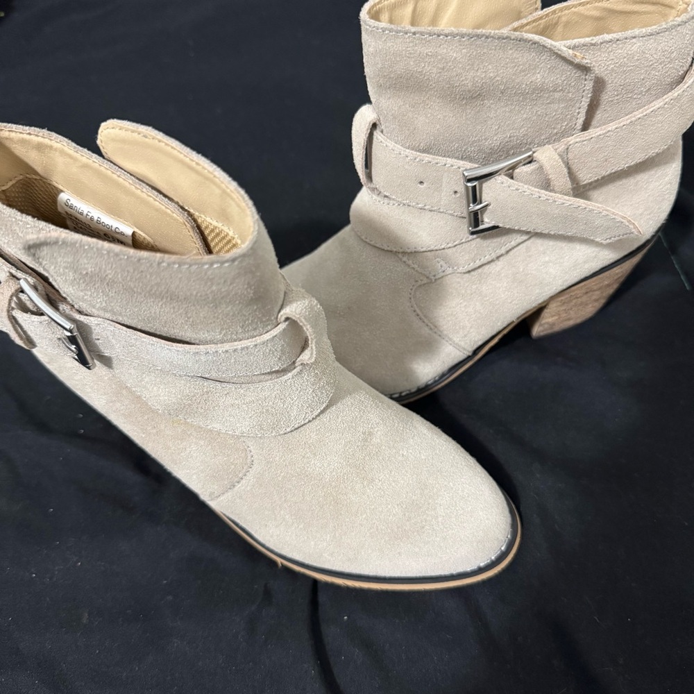 Santa Fe Boot Co Chic Suede Ankle Boots in‎ Cream
